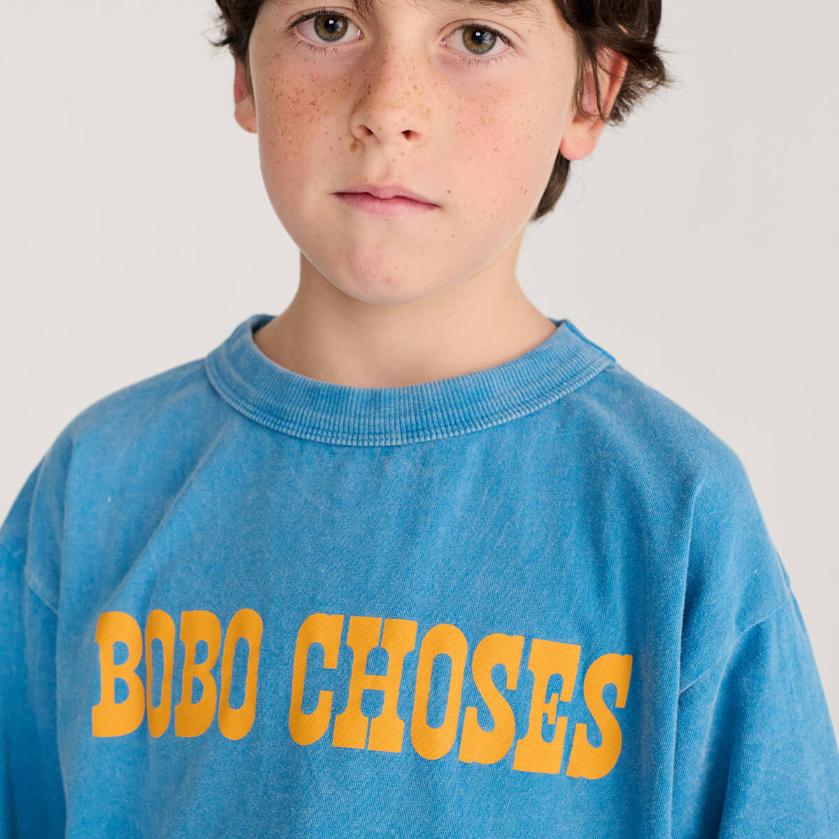 T-shirt en coton ludique à motif lettres pop blanches et imprimé color-block audacieux pour enfants (2-13 ans)