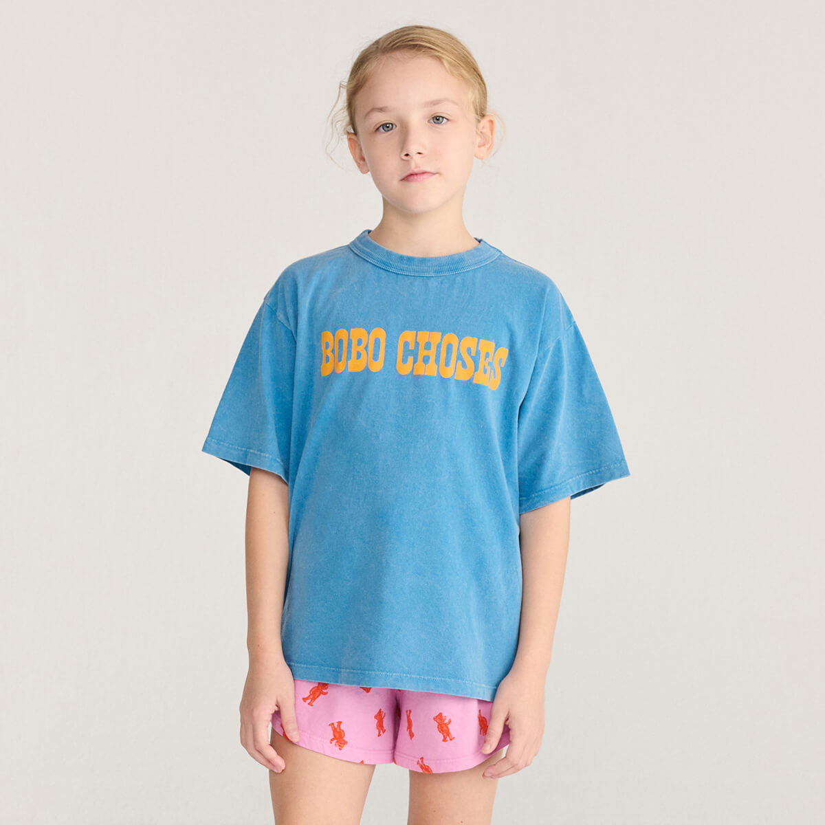 T-shirt en coton ludique à motif lettres pop blanches et imprimé color-block audacieux pour enfants (2-13 ans)