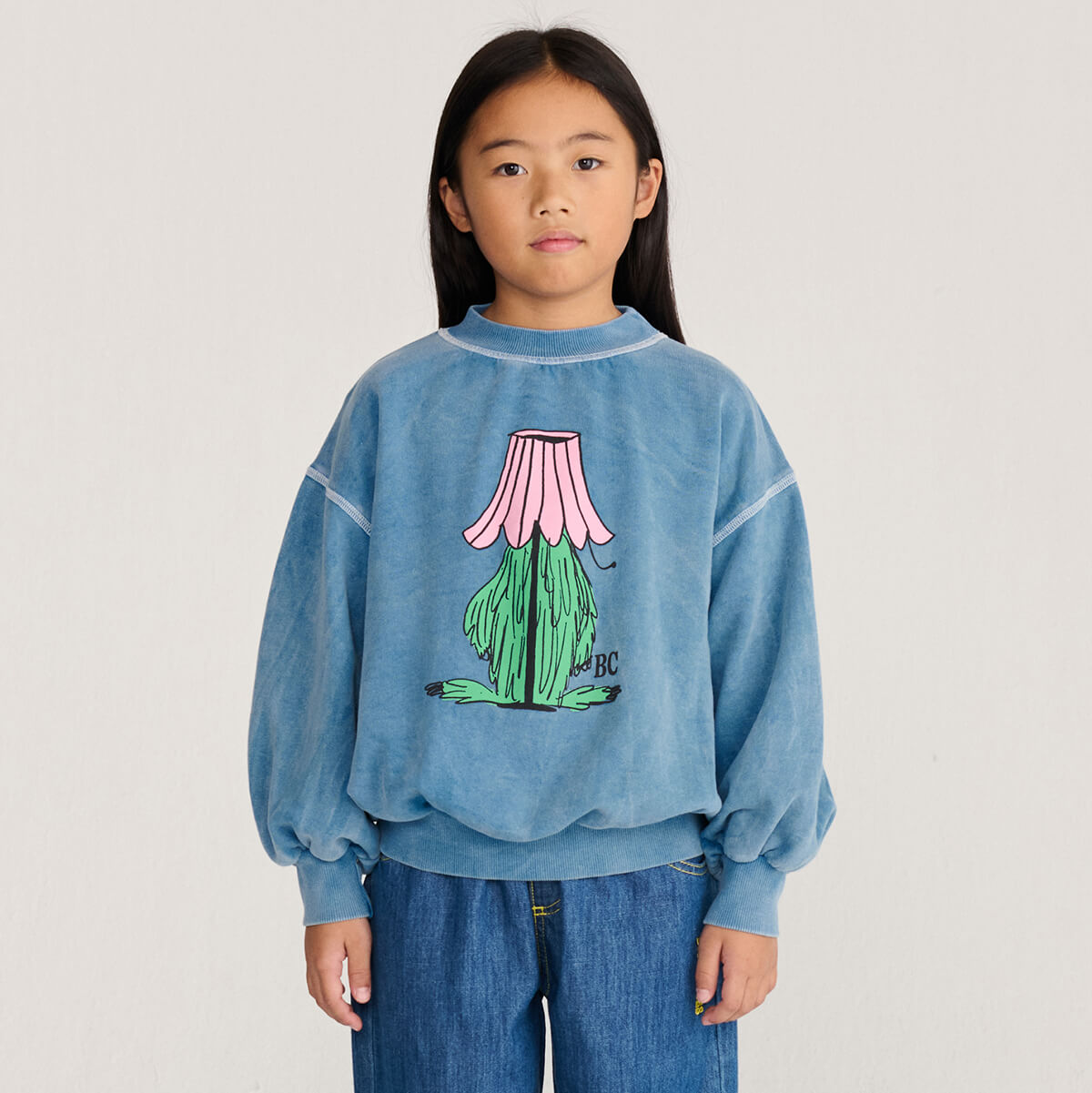 Sweat-shirt en coton biologique imprimé monstre caché bleu délavé, au design côtelé décontracté pour enfants de 1 à 13 ans (usage quotidien)