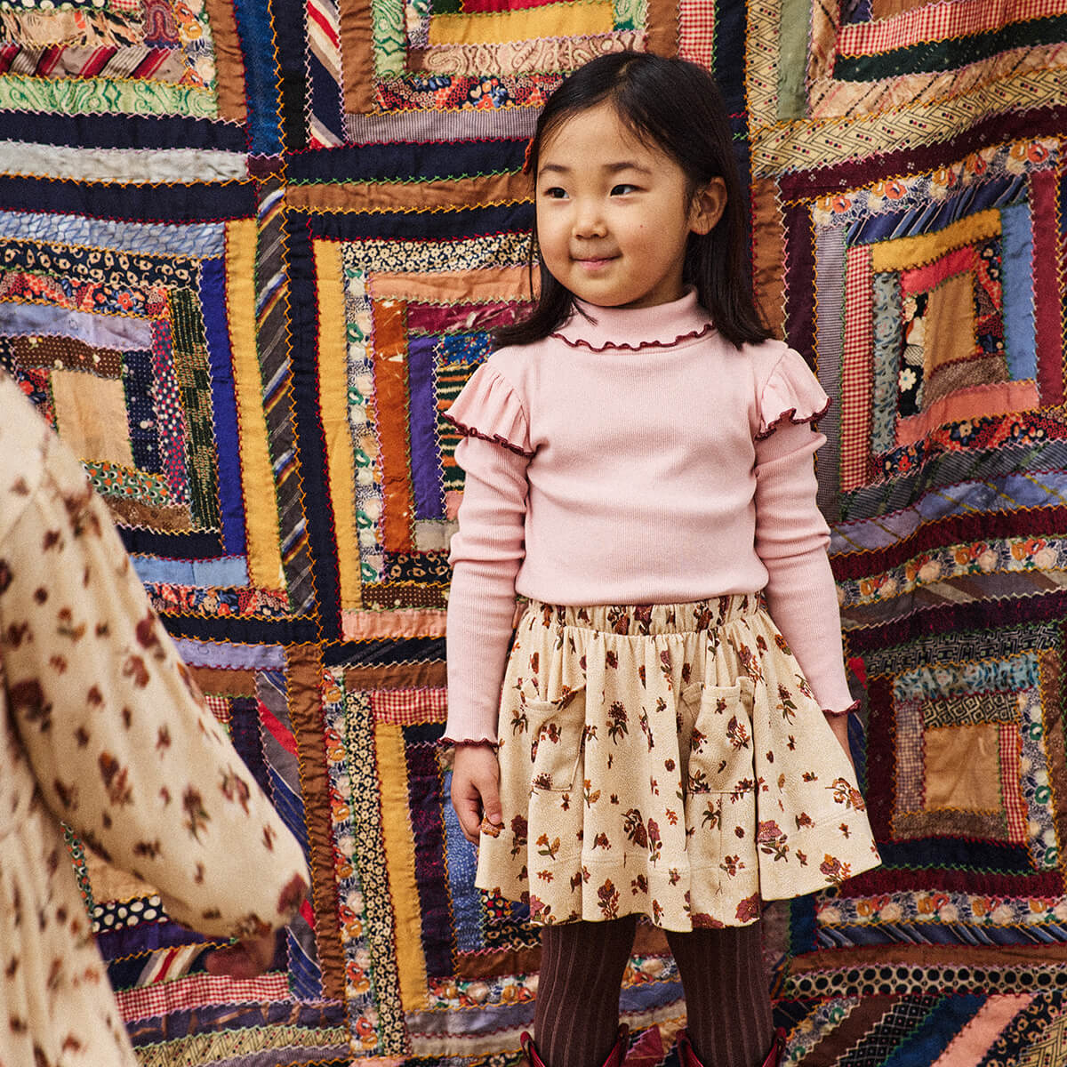 Haut à col roulé uni en coton rose cerise à manches longues et col haut au design épuré pour enfants, collection automne-hiver (2-10 ans)